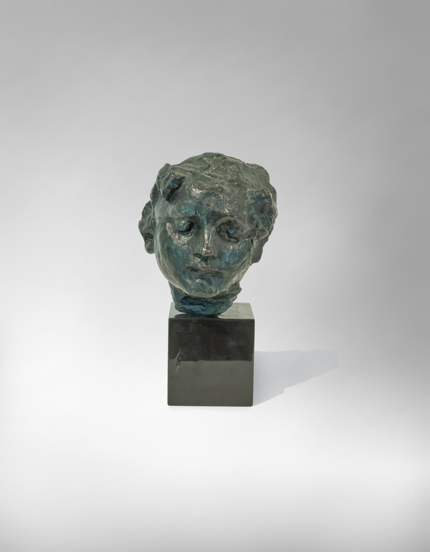 TÊTE DE GÉNIE FUNÉRAIRE (HEAD OF A FUNERARY SPIRIT)