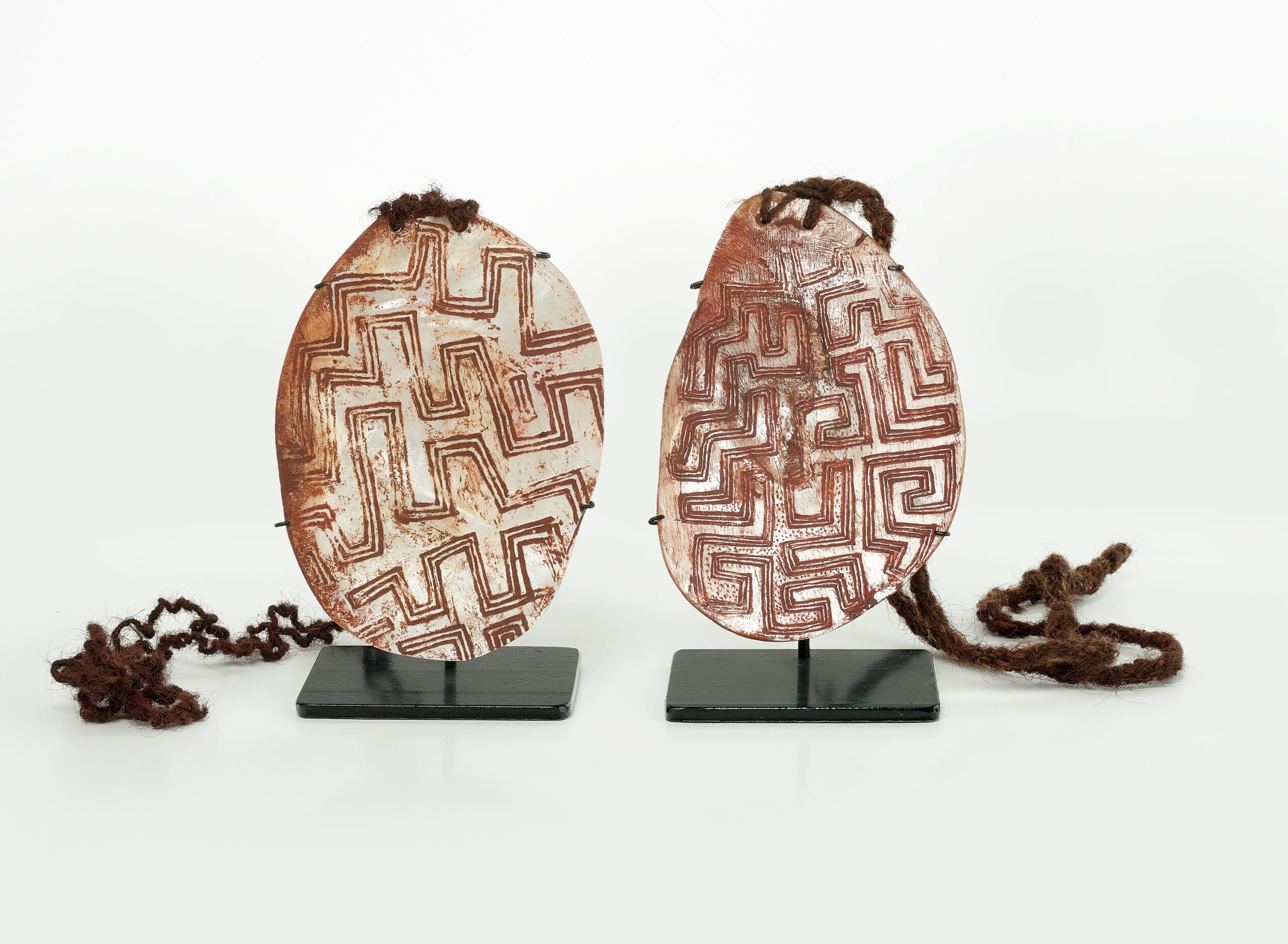 A pair of Riji (pearl shell pendants)