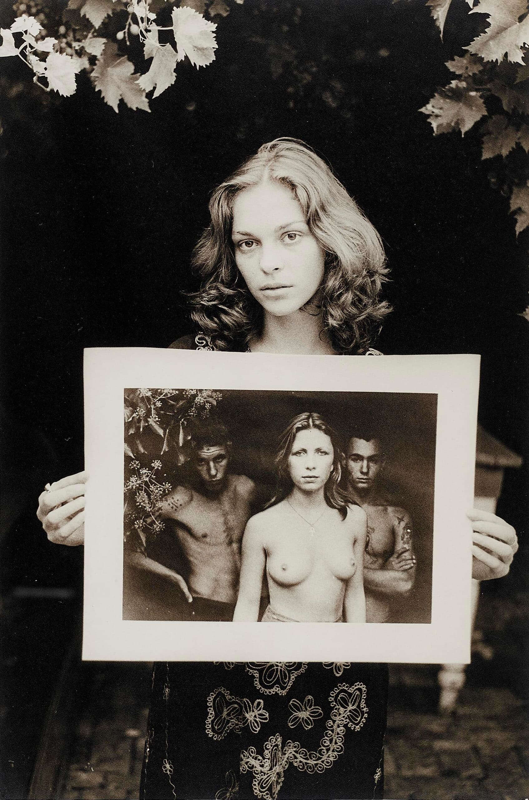 JULIET HOLDING ‘VALE STREET’