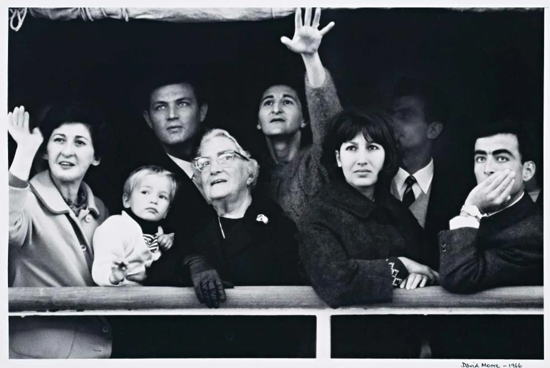 MIGRANTS ARRIVING IN SYDNEY