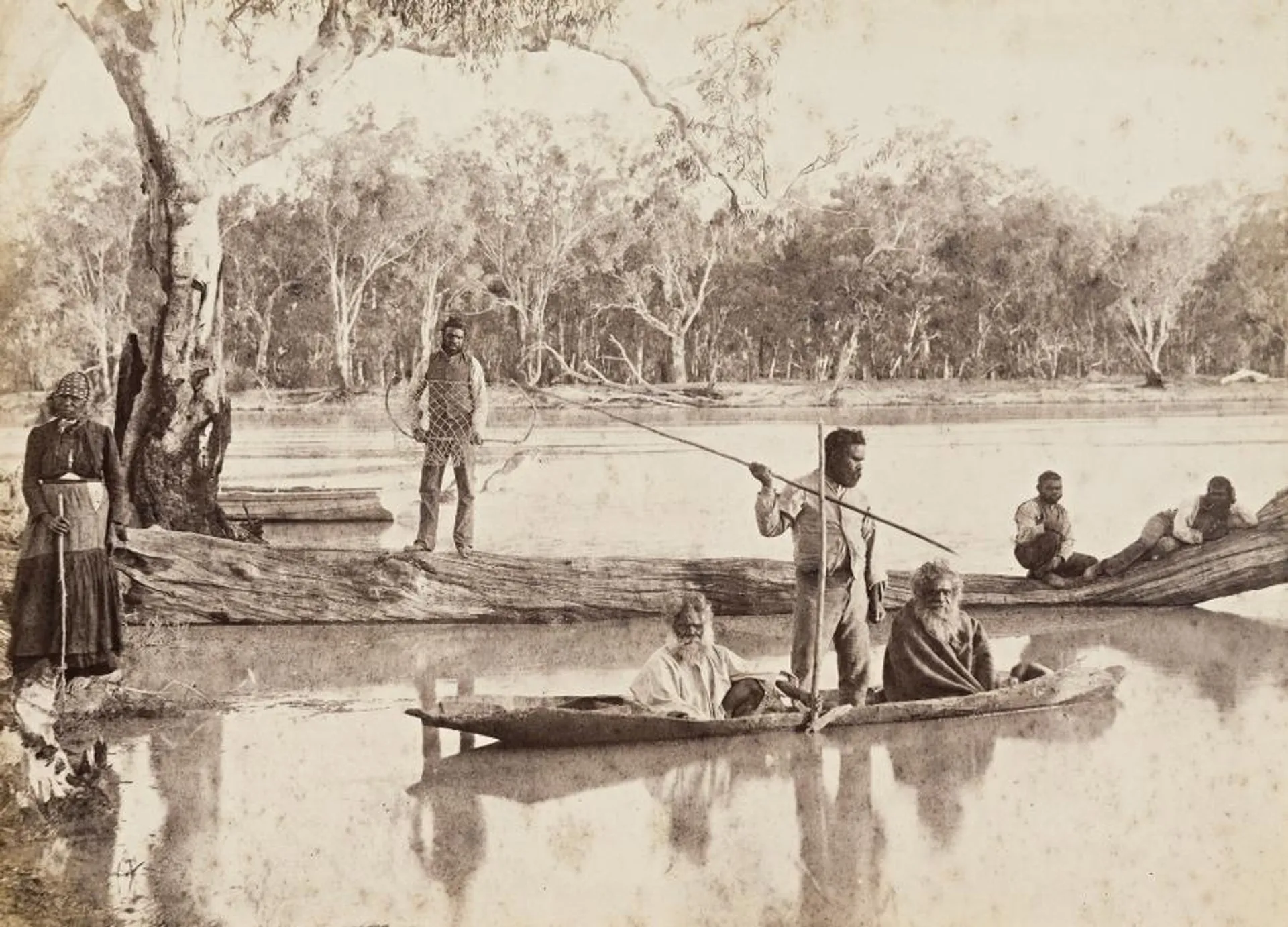 ABORIGINAL GROUP FISHING ON THE LOWER MURRAY RIVER, NEAR CHOWILLA STATION, SOUTH AUSTRALIA