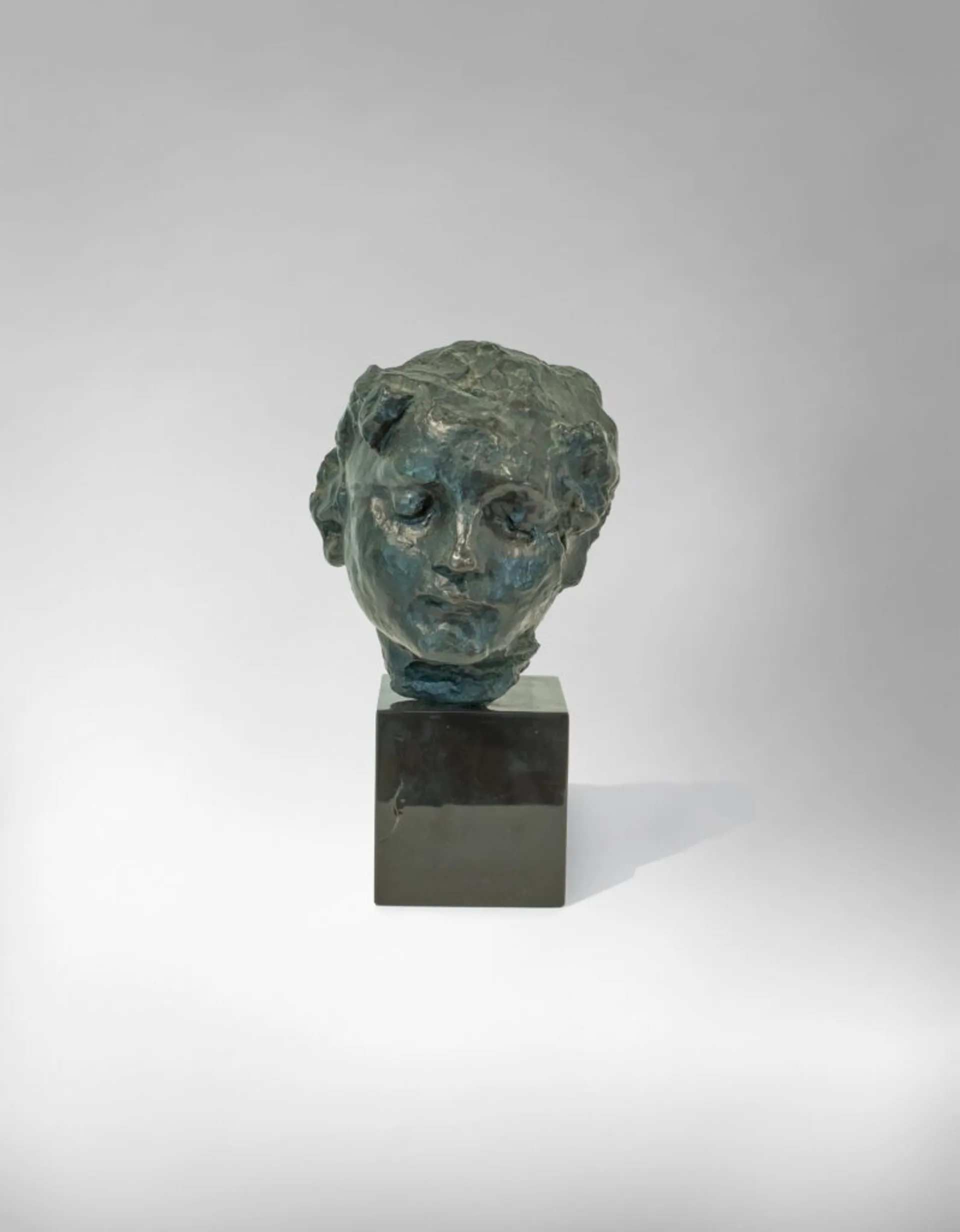 TÊTE DE GÉNIE FUNÉRAIRE (HEAD OF A FUNERARY SPIRIT)