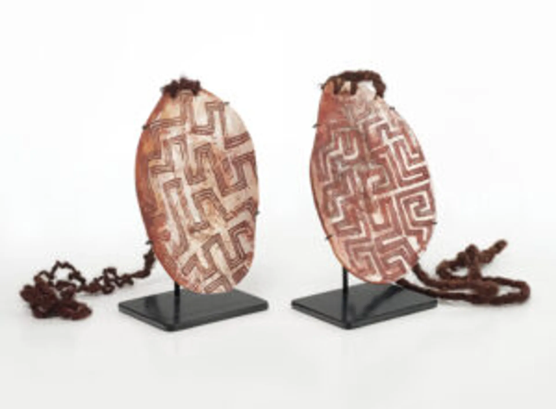 A pair of Riji (pearl shell pendants)