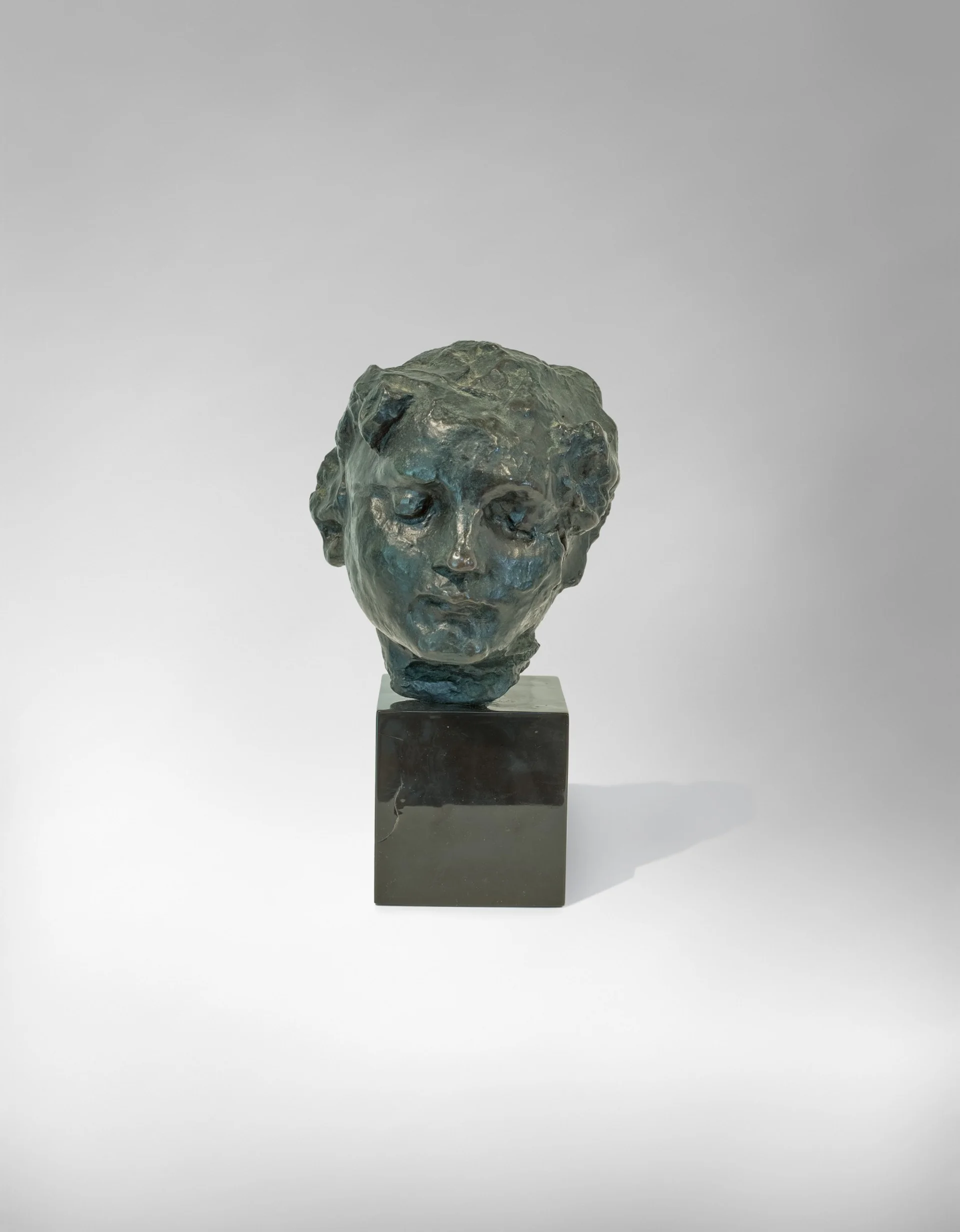 TÊTE DE GÉNIE FUNÉRAIRE (HEAD OF A FUNERARY SPIRIT)