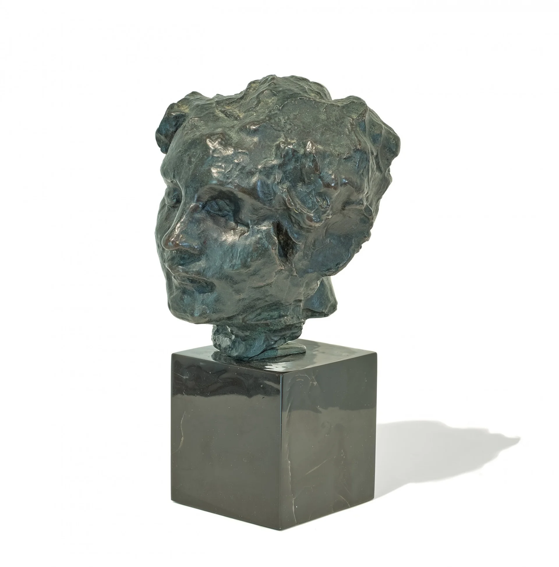 TÊTE DE GÉNIE FUNÉRAIRE (HEAD OF A FUNERARY SPIRIT)