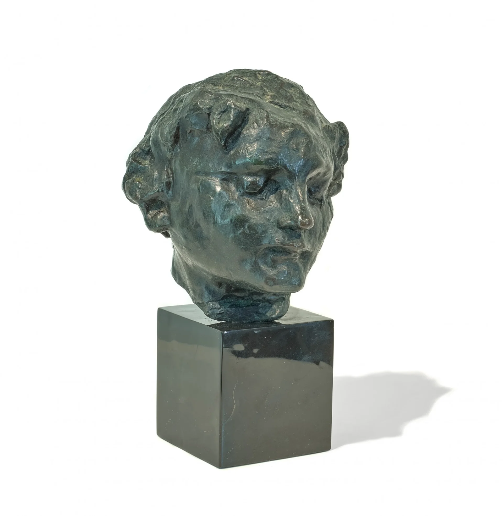 TÊTE DE GÉNIE FUNÉRAIRE (HEAD OF A FUNERARY SPIRIT)