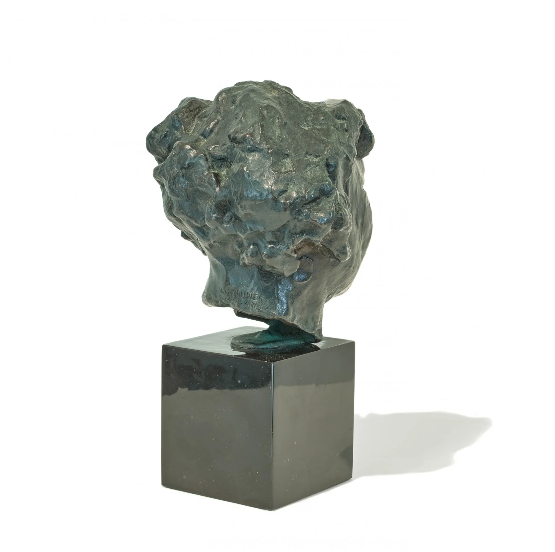 TÊTE DE GÉNIE FUNÉRAIRE (HEAD OF A FUNERARY SPIRIT)