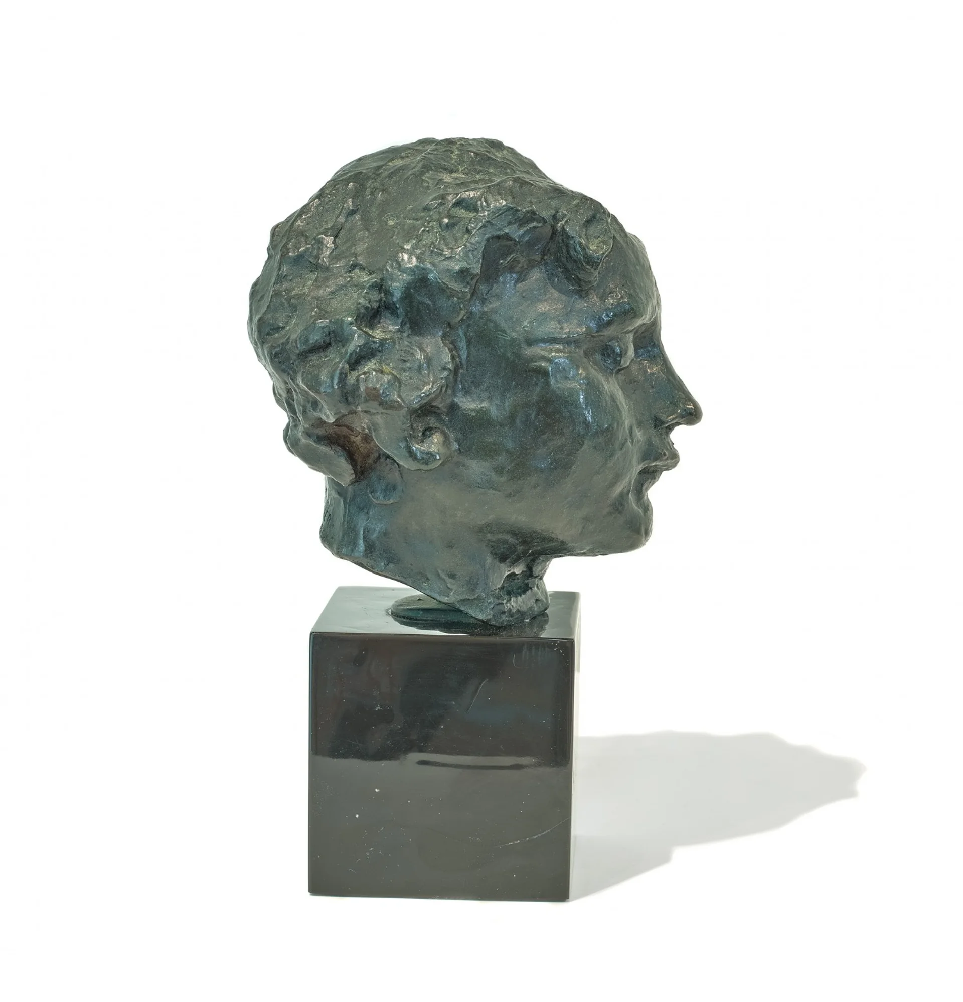 TÊTE DE GÉNIE FUNÉRAIRE (HEAD OF A FUNERARY SPIRIT)